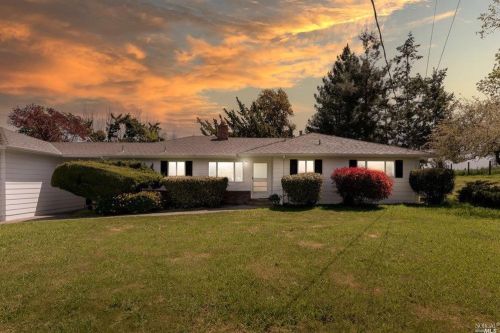 5625 Henning Rd, Sebastopol, CA 95472-6332