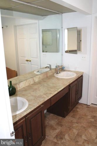 5076 Queens Wood Dr, Springfield VA  22015-1530 exterior