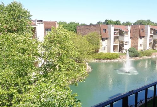 204 Waters Edge Dr, Glendale Heights IL  60139-1660 exterior