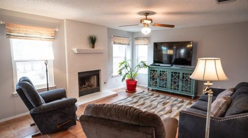 8113 Doe Mdw Dr, Austin TX  78749-2866 exterior