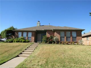 2003 Arles Ln, Carrollton TX  75007-2206 exterior