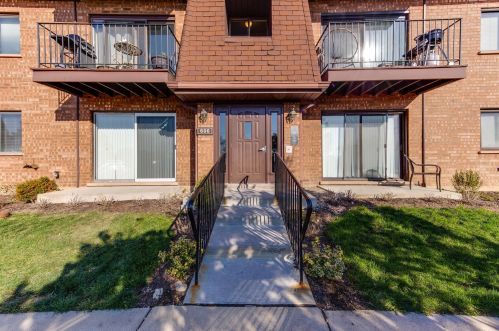 606 Cobblestone Cir, Glenview, IL 60025-3803