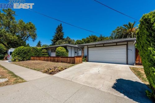 934 Mohr Ln, Concord, CA 94518-3855
