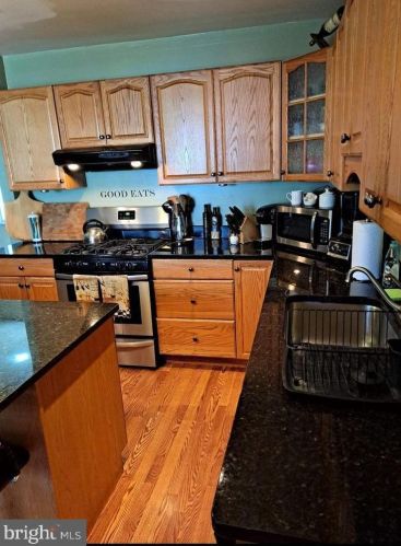 100 Chestnut Ave, Camden NJ  08107-2207 exterior