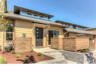 33 Mountain Ave, Ashland, OR 97520-2013