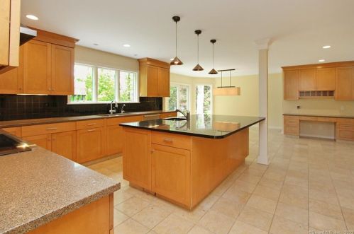 8 Carriage Dr, Norwalk, CT 06850-2326