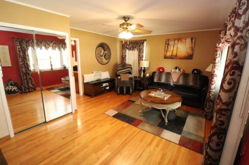 2342 Magnolia St, Des Plaines, IL 60018-3129