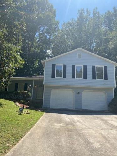 690 Greenhedge Dr, Stone Mountain, GA 30088-2248