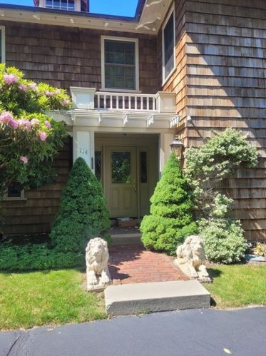 114 Rhode Island Ave, Middletown, RI 02840-3345