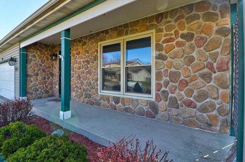 929 Mocassin Ct, Carol Stream, IL 60188-1335