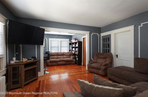 11 Rdg Ave, Tinton Falls NJ 07712-6746 exterior