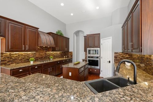 8009 Dark Vly Cv, Austin TX 78737-3520 exterior