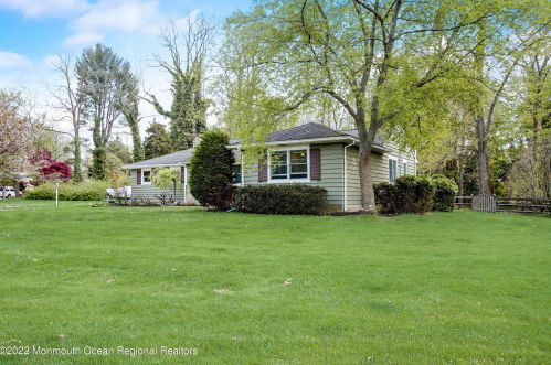 24 Knollwood Dr, Tinton Falls, NJ 07724-2708