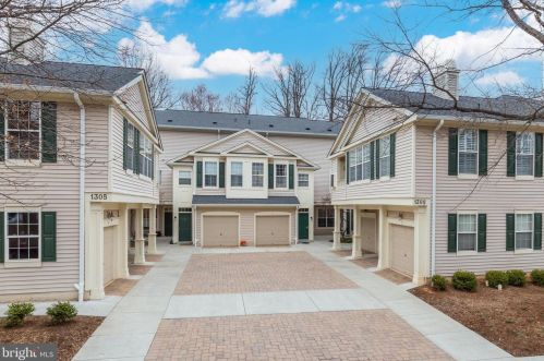 1305 Windleaf Dr, Herndon, VA 20194-2052