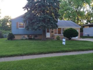 16 Woodridge Rd, Boulder Hill, IL 60538-2043