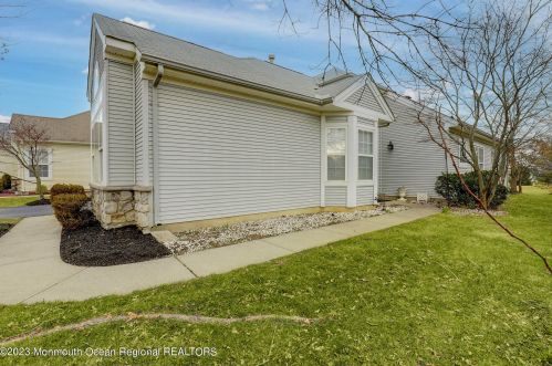 16 Dunrovin Ct, Lakehurst, NJ 08759-6037