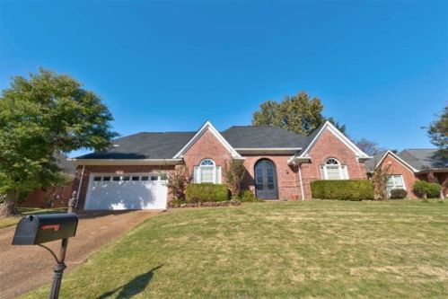 7600 Dexter Park Dr, Cordova, TN 38016-8749