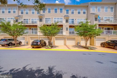 1968 Crescent Park Dr, Herndon VA  20190-3288 exterior
