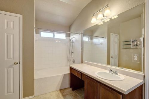 338 Oxford Dr, Uhland TX  78640-5795 exterior