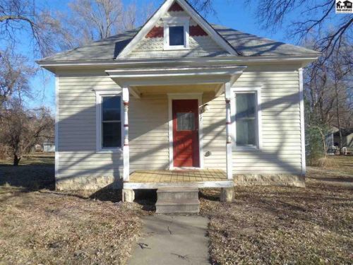 317 Chestnut St, Lindsborg, KS 67456-1904