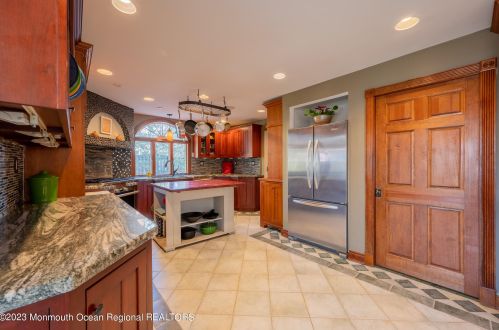 15 Hartshorne Pl, Middletown NJ  07748-2520 exterior