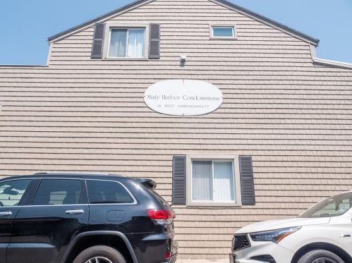 26 Narragansett Ave, Middletown RI  02840-4065 exterior