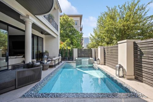 2206 Boll St, Dallas TX  75204-2694 exterior