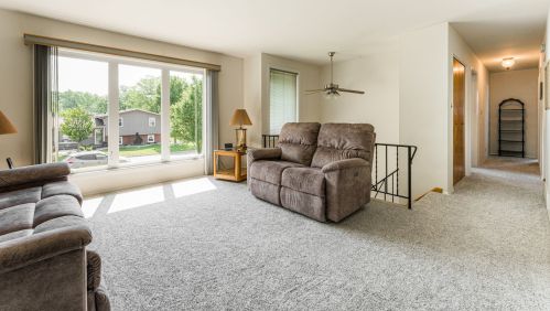 452 Aztec Dr, Carol Stream IL  60188-1586 exterior