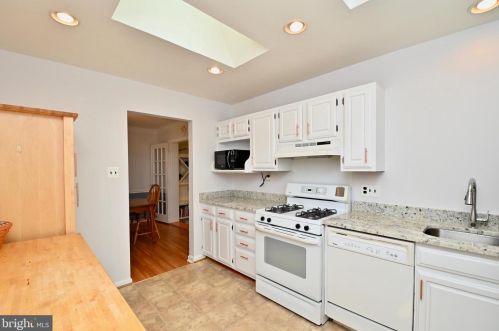 8513 Fairburn Dr, Springfield VA  22152-3225 exterior