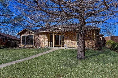 2006 Rochelle Ln, Carrollton TX 75007-2209 exterior