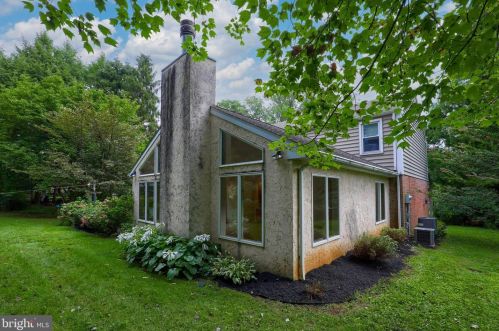 1455 Country Club Dr, Lancaster PA  17601-5211 exterior