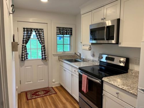 94 Honey Hill Rd, Wilton CT  06897-5008 exterior