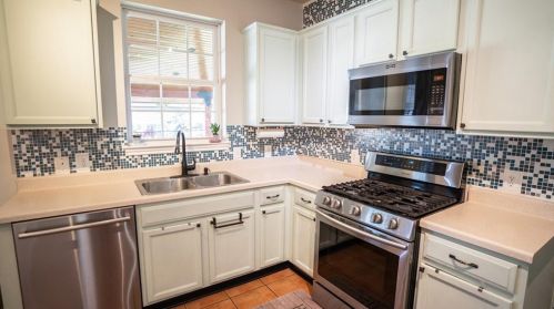 1136 Beechwood Dr, Uhland TX 78640-5718 exterior