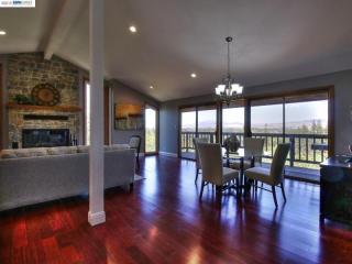 504 Pine Hill Ln, Pleasanton, CA 94566-7118