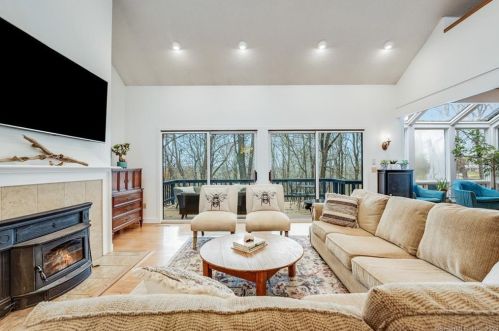 17 Kings Hwy, Chester, CT 06412-1211