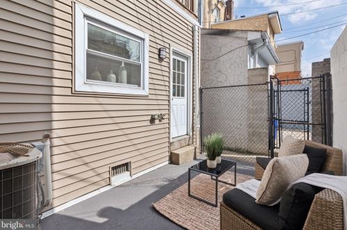 546 Manton St, Philadelphia PA 19147-5118 exterior