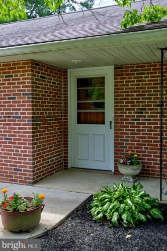 72 Village Dr, Lancaster, PA 17601-3324
