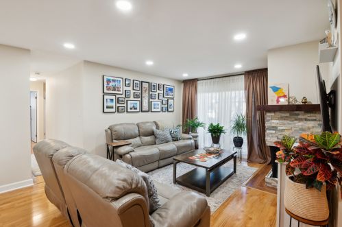 750 Cherrywood Ln, Willowbrook, IL 60527-7525