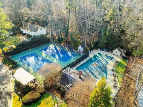 1386 Hanover West Dr, Atlanta GA  30327-1139 exterior