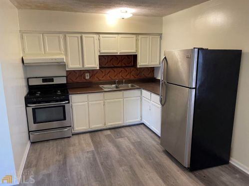 3 Center Ct, Newnan GA  30263-2827 exterior