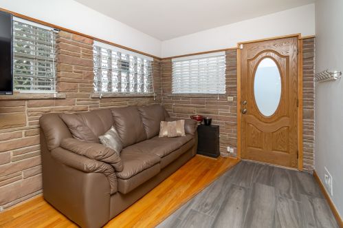 8316 Elmore St, Niles IL 60714-1943 exterior