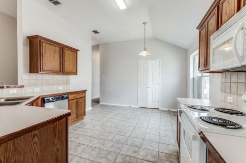 1233 Mountain Air Trl, Fort Worth TX  76131-5446 exterior