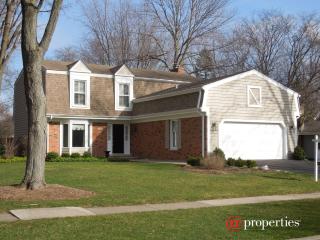 658 Hillcrest Dr, Green Oaks, IL 60048-1722