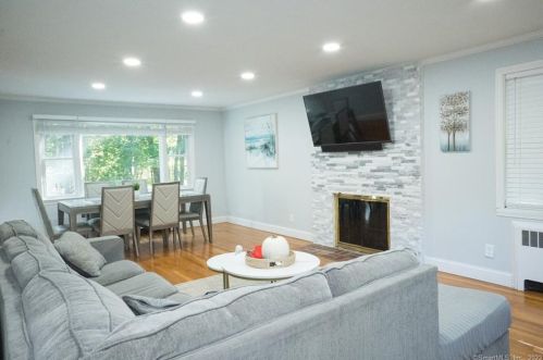 8 Felix Ln, Norwalk, CT 06850-1426