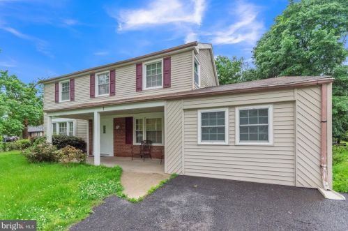1 Meadowbrook Pl, Willingboro, NJ 08046-2105