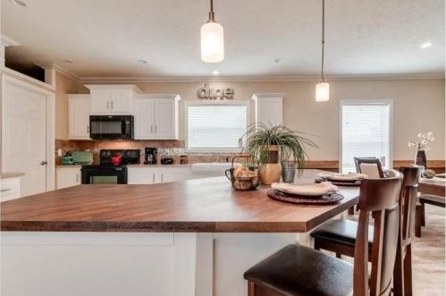 1028 Forest Oaks St, Azle, TX 76020-6208