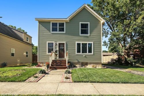 320 4th St, Momence, IL 60954-1310