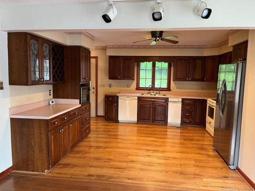 13 Bittersweet Rdg, Middlefield, CT 06455-1119