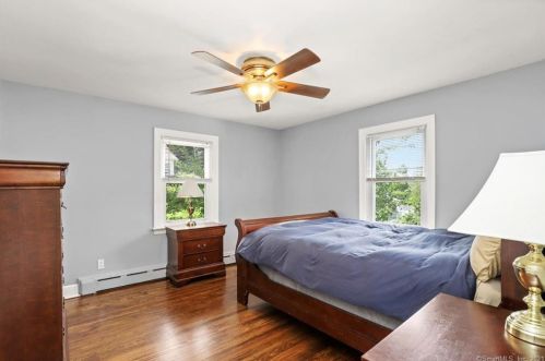 54 Monroe St, Huntington CT  06484-6032 exterior
