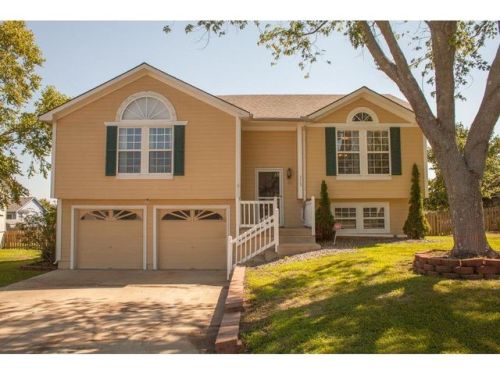 113 Heritage Dr, Raymore, MO 64083-9662
